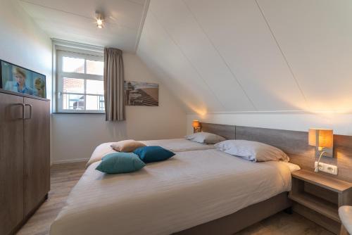 - une chambre avec un grand lit et 2 oreillers dans l'établissement Collect Memories, à Colijnsplaat