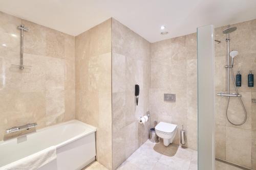 Ένα μπάνιο στο DoubleTree by Hilton Hotel Istanbul - Tuzla