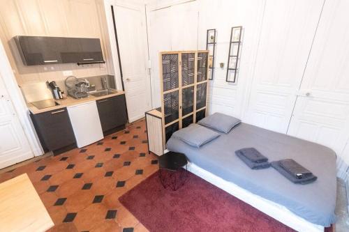 - une chambre avec un grand lit et 2 téléphones dans l'établissement Immeuble L'aristocrate - L'Authentique - Bd Carnot, à Angers