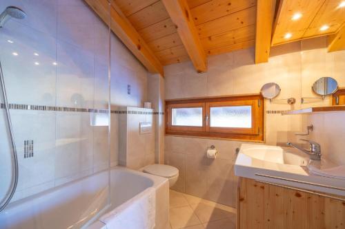 Koupelna v ubytování Chalet Vansamis, breathtakinng views & sauna