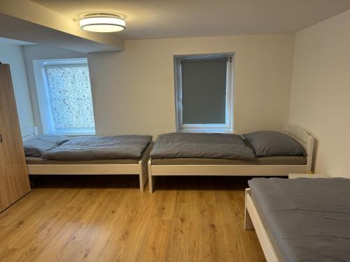 sypialnia z 2 łóżkami i oknem w obiekcie LJD Real-Estate w mieście Sankt Lorenzen im Mürztal