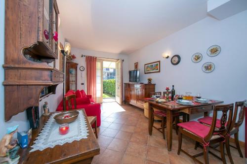 salon ze stołem i jadalnią w obiekcie Casa Emma with Pool - Happy Rentals w Sirmione
