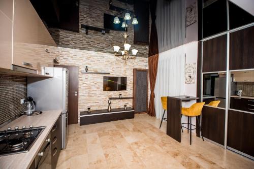 una cucina con lavandino e piano di lavoro di Apartament Sweet Luxury a Galaţi