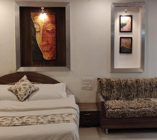 1 dormitorio con 2 camas y un cuadro en la pared en The Peach Tree Rooms, en Mount Abu