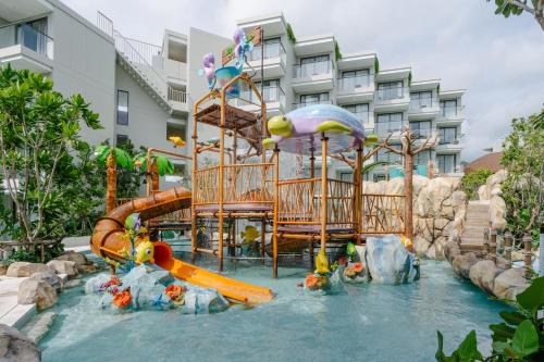 Bazén v ubytování Phuket Emerald Beach Resort nebo v jeho okolí
