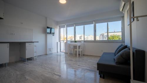 sala de estar con sofá y mesa en Hostal Antiguo Palacio Hotel París, en Huelva