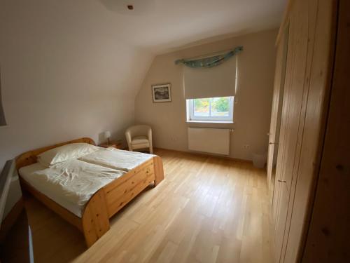 Habitación pequeña con cama y ventana en Haus Clearwater en Bruck an der Mur