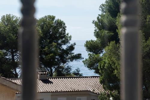 una vista sull'oceano da una casa vista attraverso una finestra di VILLA WINE & BEACH Design and Luxury in Cala Crancs a Salou