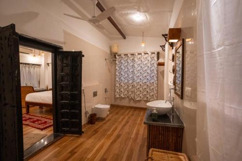 baño con lavabo y 1 cama en una habitación en Jawai Legacy Shambhala, en Sheoganj