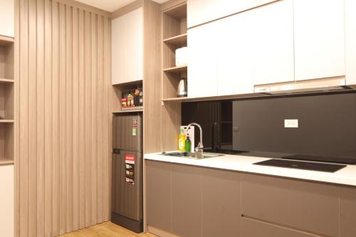Il comprend une cuisine équipée d'un réfrigérateur et d'un comptoir. dans l'établissement Funhome Apartment Giang Vo Ha Noi, à Hanoï