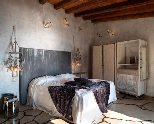 a bedroom with a large bed in a room at Eco del Mare in Lerici