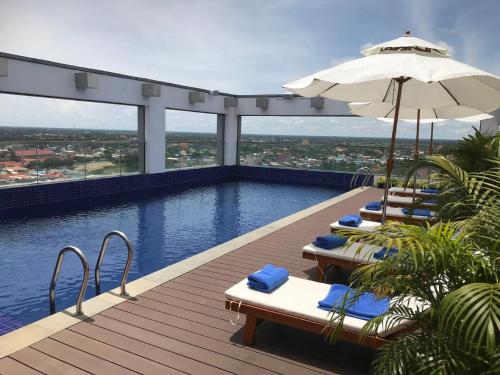 Bazén v ubytování V V Hotel Battambang nebo v jeho okolí