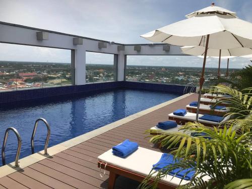 La alberca dentro o cerca de V V Hotel Battambang