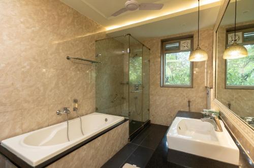 ein Bad mit einer Badewanne, einem Waschbecken und einer Dusche in der Unterkunft R6 Luxury Peacefull & Comfortable in Neu-Delhi