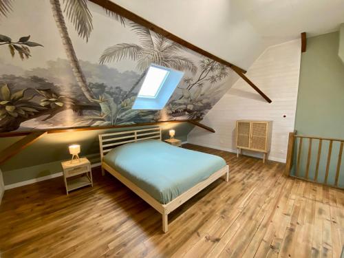ein Schlafzimmer mit einem Bett und einem Gemälde an der Wand in der Unterkunft Naturescence in Saint-Martin-Boulogne