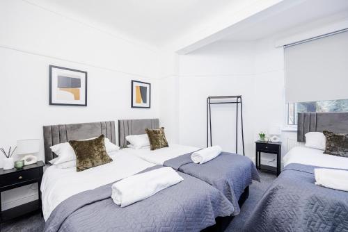 2 camas en una habitación con paredes blancas en Modern Apartment - Perfect Location - by Luxiety stays serviced accommodation Southend on Sea, en Southend-on-Sea