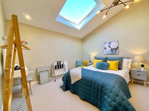 1 dormitorio con 1 cama y tragaluz en Chic Clifton Home – inviting décor & outdoor space en Bristol