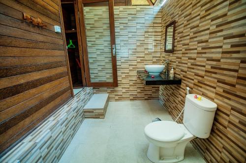 a bathroom with a toilet and a sink at Bagus Dream Beach Villa Lembongan in Nusa Lembongan