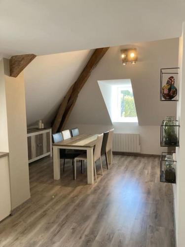- une salle à manger mansardée avec une table et des chaises dans l'établissement Appartement T3 73 m2 villa Les Tamaris Aix-les-Bains, à Aix-les-Bains
