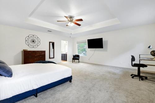 a bedroom with a bed and a ceiling fan at King Bd Family Seaworld Hill Country Pool Fun in San Antonio