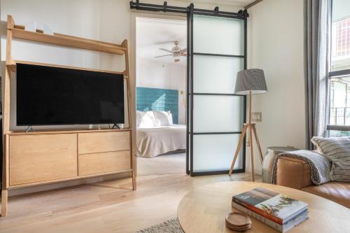 East Village 1br w spa media room nr stadium SAN-37電視和／或娛樂中心