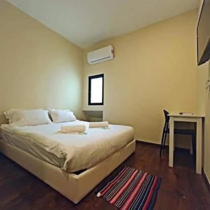 um quarto com uma cama, uma mesa e uma janela em Treasure inn hotel em Kota Kinabalu