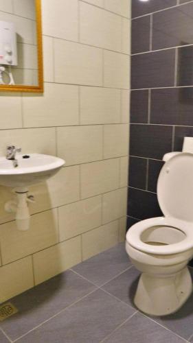 uma casa de banho com um WC e um lavatório em Treasure inn hotel em Kota Kinabalu