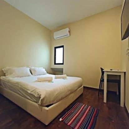 um quarto com uma cama e uma pequena mesa em Treasure inn hotel em Kota Kinabalu