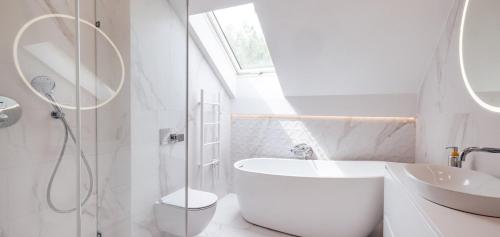 a bathroom with a tub and a sink and a shower at SPA Hotel Splendor in Lubenia