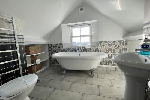 A bathroom at Perfectly Located, Central Bowness Flat With Free Parking and Lake Views