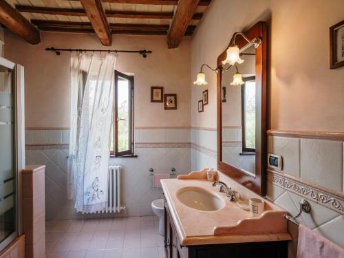 ein Bad mit einem Waschbecken und einem Spiegel in der Unterkunft Villa Maria by VacaVilla in Appignano