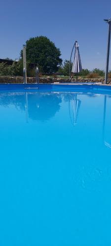 Kolam renang di atau dekat dengan Beautiful 2 bed cottage with swimming pool