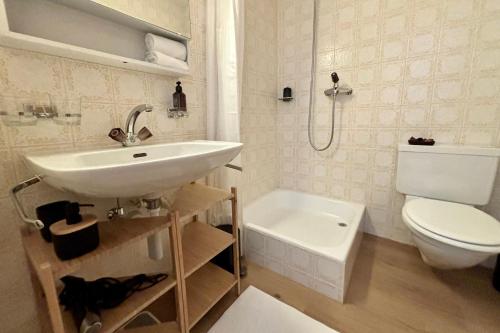 貝特默阿爾卑的住宿－Charming studio, Bettmerhorn view，白色的浴室设有水槽和卫生间。