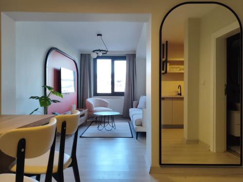 uma sala de estar com uma mesa de jantar e um espelho em Super Stylish Studio & Bosphorus View in Ortaköy-8 em Istambul
