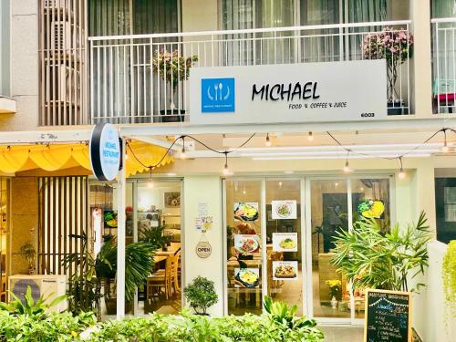 um restaurante com uma placa na lateral de um prédio em Scenic Valley Suite em Cidade de Ho Chi Minh