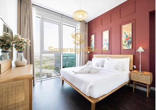 um quarto com uma cama branca e uma grande janela em 1 Residences Boutique 2 Bed Suite - Parking & Panoramic Views em Dubai