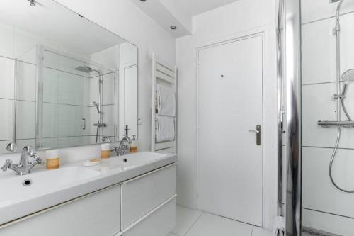 Ett badrum på Montaigne/Place de l’Alma : Beautiful Apartment 4P