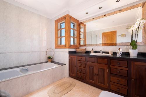 Koupelna v ubytování Villa Can Moleto By SunVillas Mallorca