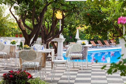 Bazén v ubytování Grand Hotel Cocumella nebo v jeho okolí
