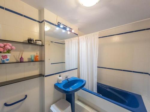 ein Badezimmer mit einem blauen Waschbecken und einer Badewanne in der Unterkunft Gran apartamento primera línea in Estepona