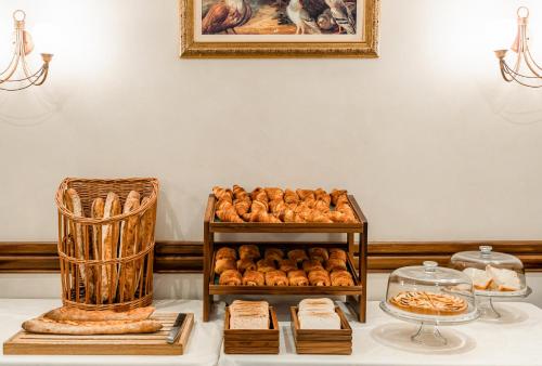 una muestra de pan y bollería en una mesa en Villa Beaumarchais en París