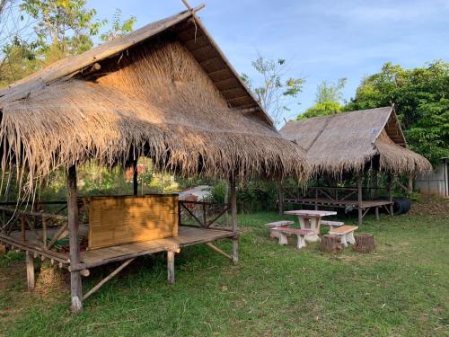 a hut with a bench and a picnic table at ลาน​กางเต๊นท์​ข้าวซอย​เขาค้อ​ in Ban Khao Ya Nua