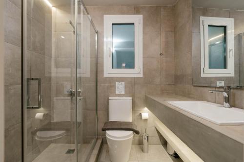 Ett badrum på Phaedrus Living: City Center Zenonos Suite