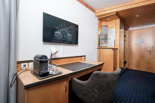 an office with a desk and a chair in a room at Hotel Bünda Davos in Davos
