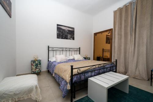 1 dormitorio con cama y espejo en Comfort TwoBook - CITRA 011015-LT-2159, en La Spezia