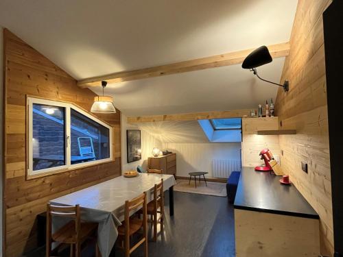 une cuisine et une salle à manger avec une table et des chaises dans l'établissement Duplex 3 pièces au pied des pistes, 6/8 pers, TV, cuisine équipée - FR-1-761-3, à Corrençon-en-Vercors