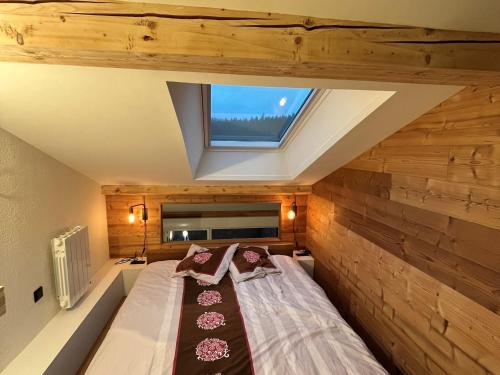 um quarto com uma cama grande e uma clarabóia em Appartement Corrençon-en-Vercors, 3 pièces, 8 personnes - FR-1-761-3 em Corrençon-en-Vercors