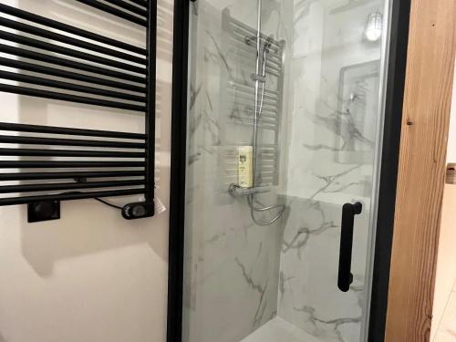 uma casa de banho com chuveiro com porta de vidro e em Appartement Corrençon-en-Vercors, 3 pièces, 8 personnes - FR-1-761-3 em Corrençon-en-Vercors