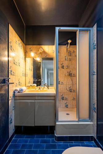 une salle de bain avec douche et lavabo dans l'établissement Veeve - Bright Skies, à Paris