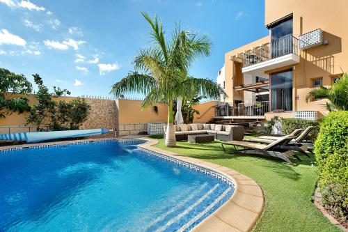 阿德赫的住宿－Villa Rosella Luxes & Pool Private，房屋前的游泳池